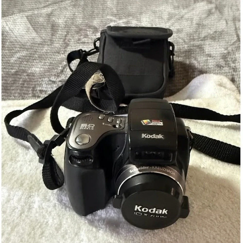 Kodak EasyShare Z740 Digital Camera 5.0MP 10x Optical Zoom Black with Case